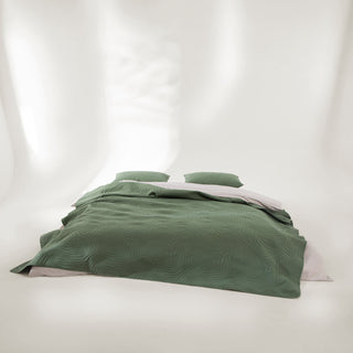 FURRFREE Quilt Set - Pet Hair Repellent for Dogs/Cats Family
