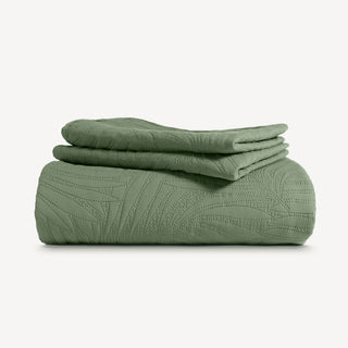 FURRFREE Spring Leaves Pattern Quilt Set - Pet Hair Repellent for Dogs/Cats Family